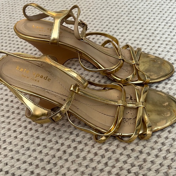 Kate Spade golden steal wedge/kitten heel. - Picture 3 of 4
